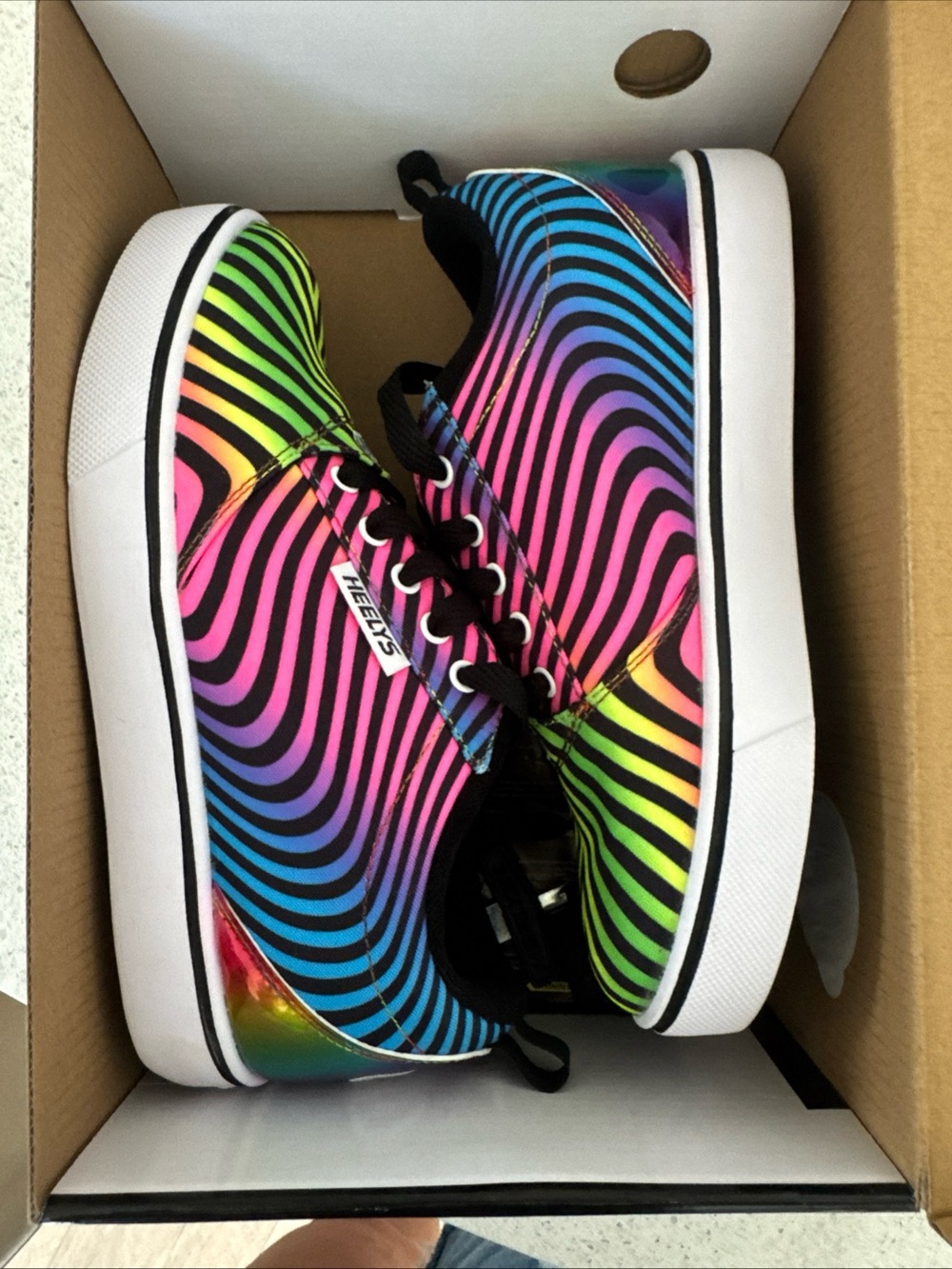Heelys Pro 20 Wheeled Shoes
Rainbow Youth 5 women's 6 NEW